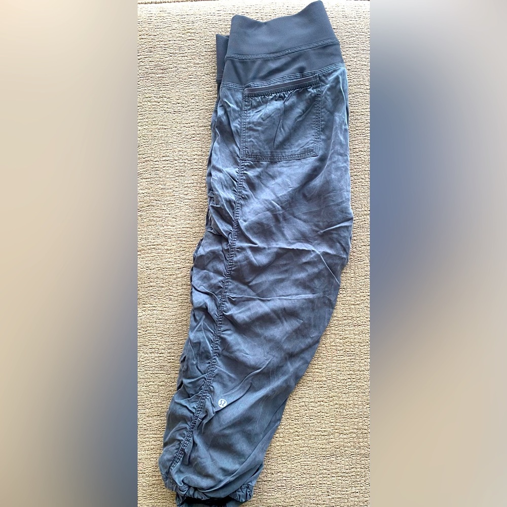 Lululemon light weight crop in size 8